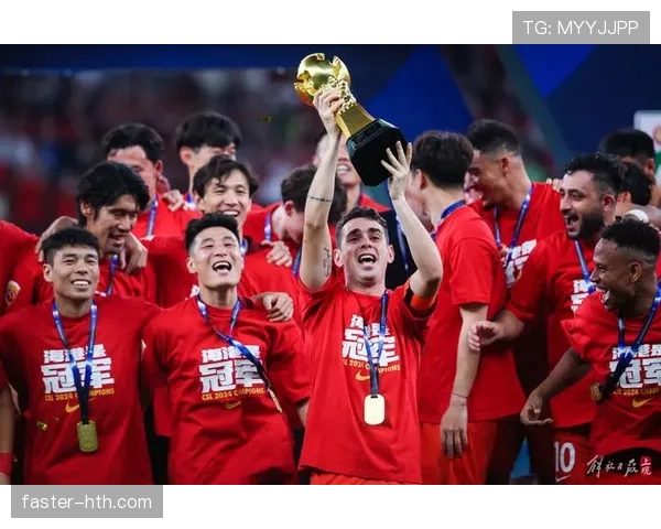 上海海港发布全新红色战袍，球迷热情高涨迎接新赛季